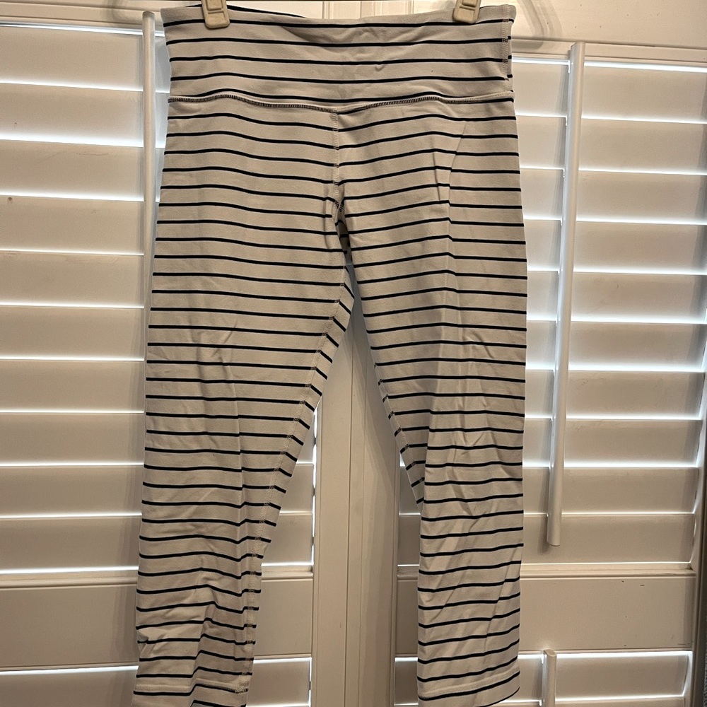 Lululemon quiet stripe size 6
